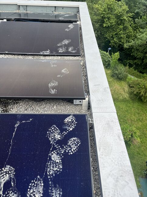 08-1_Fusspuren auf Modulen. PV-Module dürfen nicht betreten werden. Mikrorisse können später zu ernsthaften Schäden mit Produktionsausfällen führen.